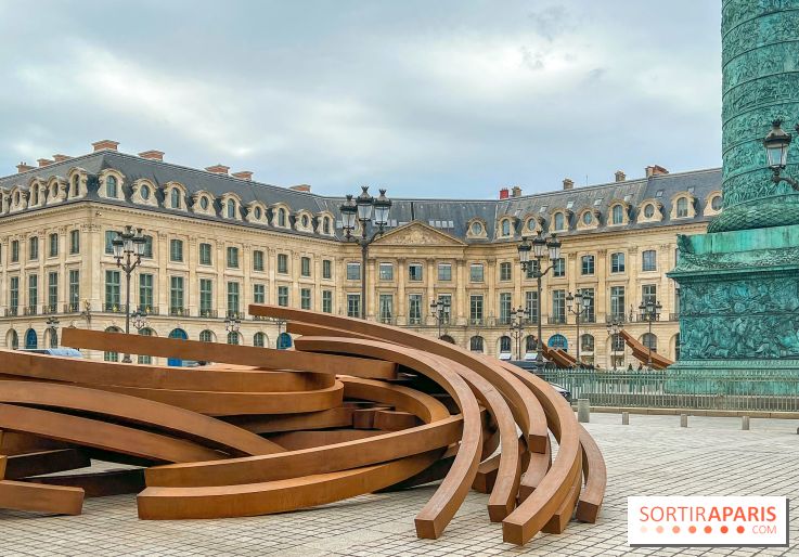 Les imposantes installations en acier de l'artiste Bernar Venet sur la Place Vendôme