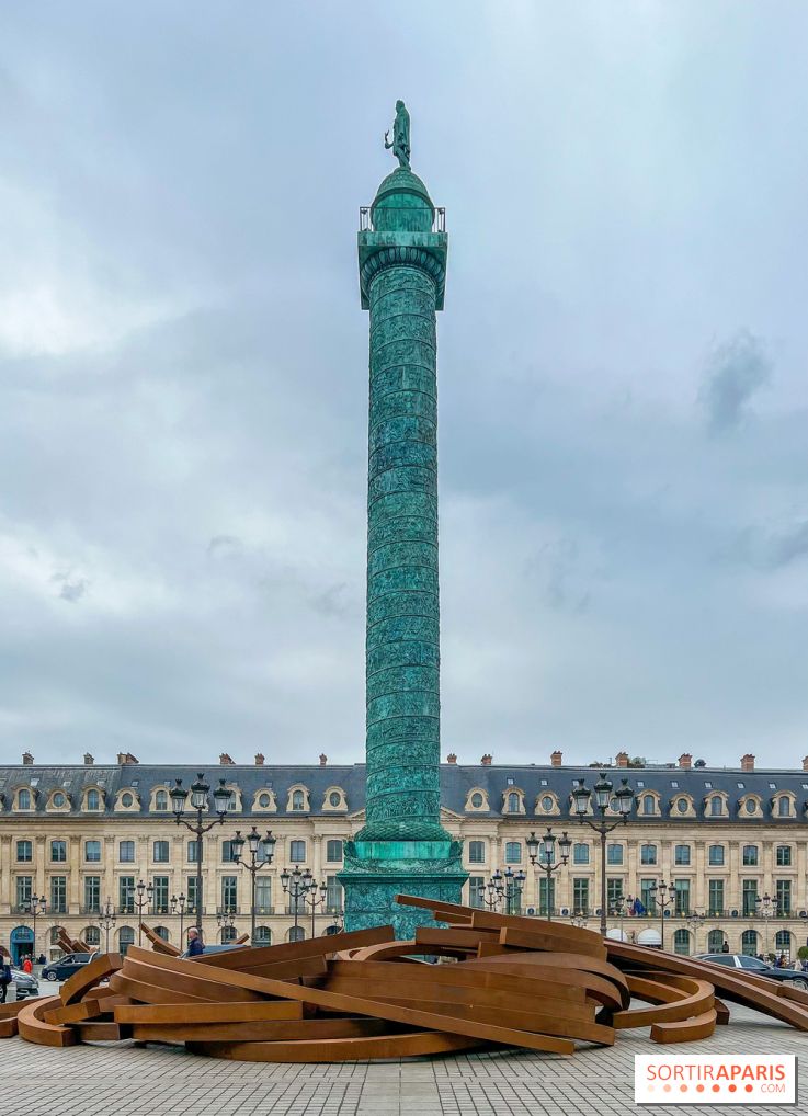 Les imposantes installations en acier de l'artiste Bernar Venet sur la Place Vendôme