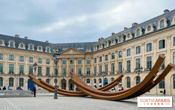 Les imposantes installations en acier de l'artiste Bernar Venet sur la Place Vendôme