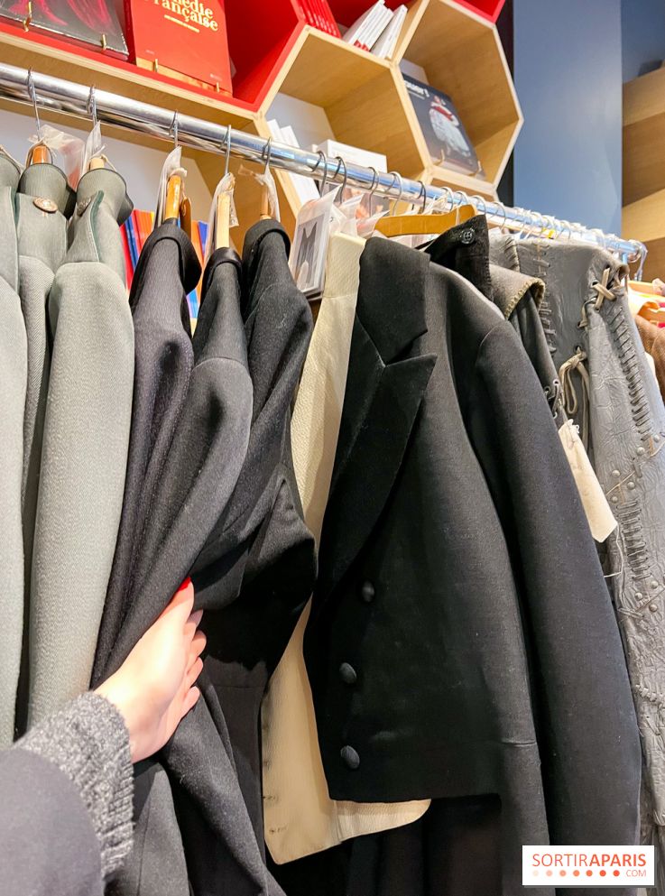 Insolite : la Comédie Française organise une vente hebdomadaire de ses anciens costumes à Paris