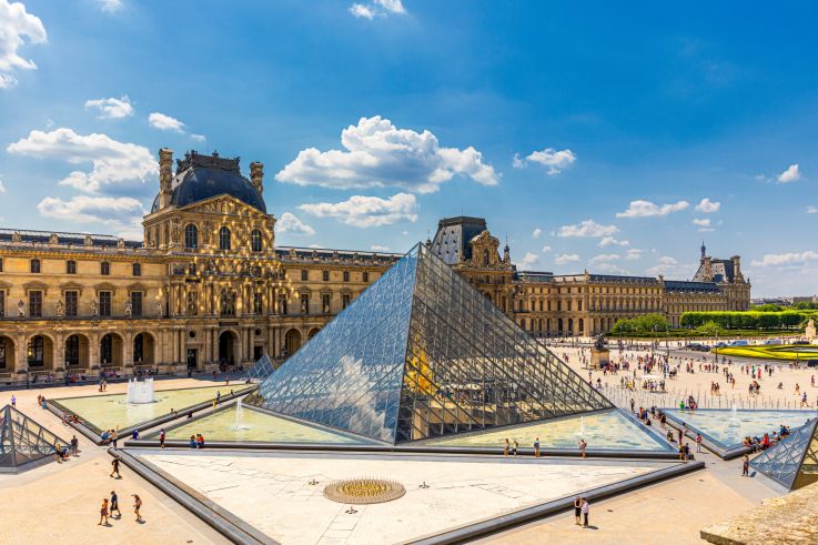Le Louvre, une visite guidée inédite : découvrez les secrets cachés des façades du musée !