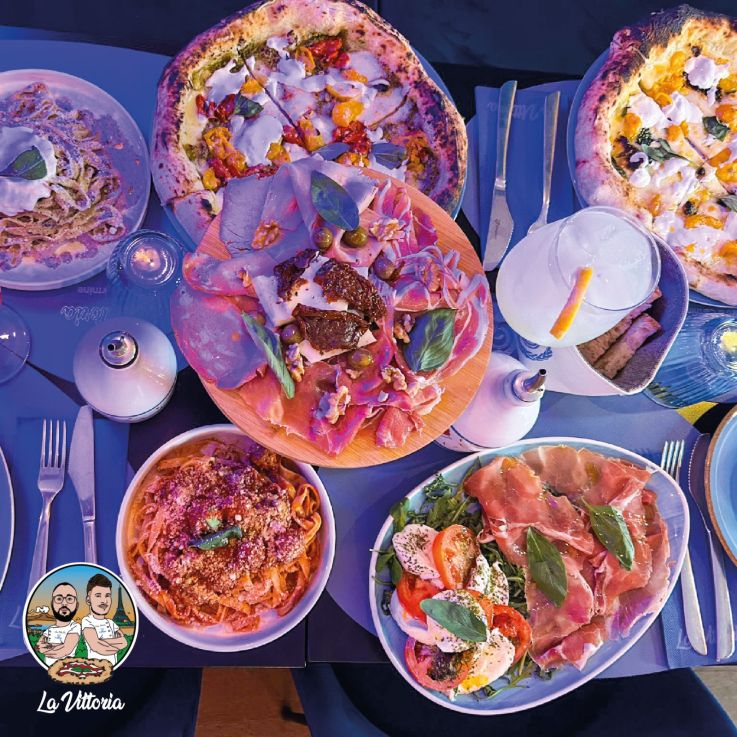 Pizza napolitaine de compétition à la pizzeria La Vittoria dans le marais