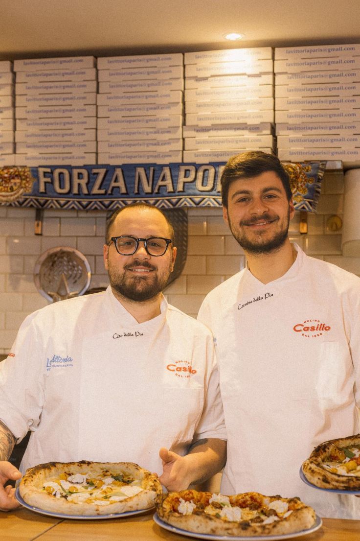 Pizza napolitaine de compétition à la pizzeria La Vittoria dans le marais