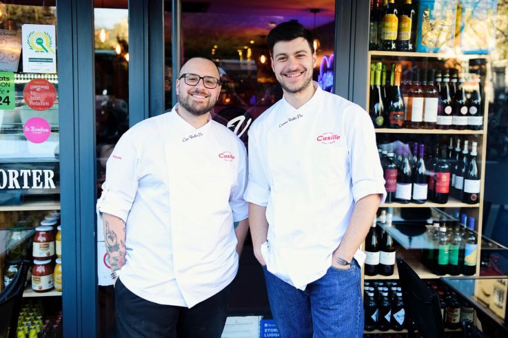 Pizza napolitaine de compétition à la pizzeria La Vittoria dans le marais