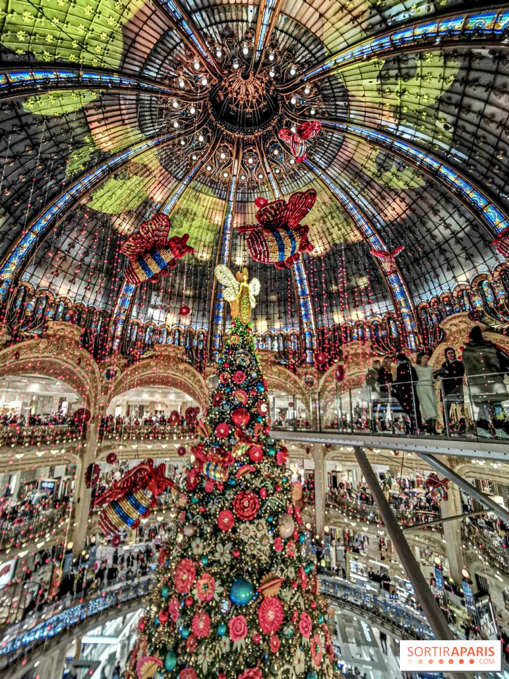Vitrines et sapin de Noël au Galeries Lafayettes 2019 avec Virginie Efira - photos