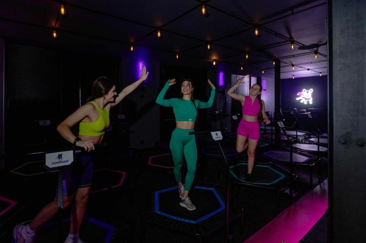 Jumpman : la salle où tester le Jumping Fitness, sport intense entre trampoline et clubbing, à Paris