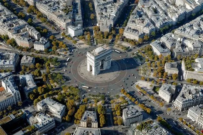 Paris : les Champs-Elysées change de visage pour les Jeux Olympiques de 2024