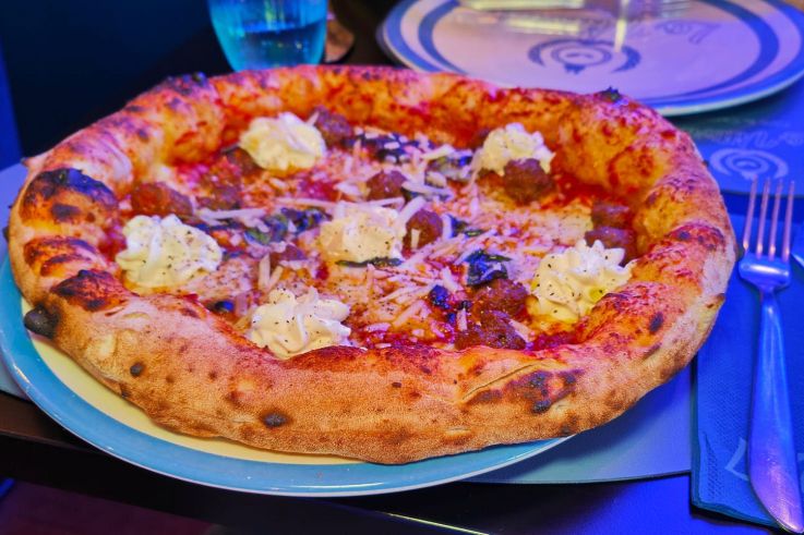 Pizza aux boulettes de bœuf maison de la mama italienne