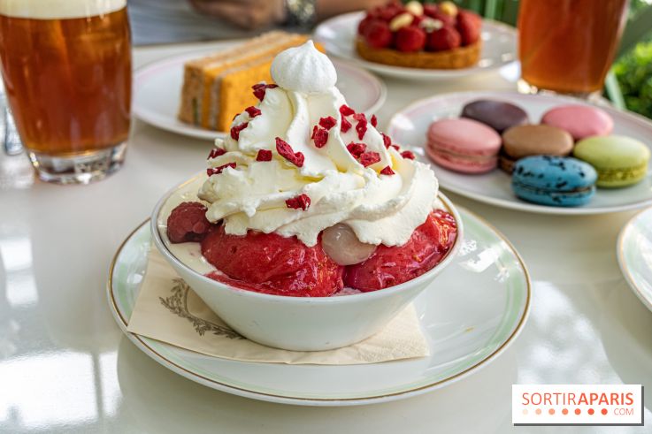La terrasse fleurie de Ladurée à Paris sur les Champs-Elysées