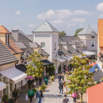 Amoureuses et amoureux de Shopping, des offres irresistibles vous attendent à la Vallée Village, près de Paris !