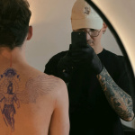 Leandro Muniz: projets de tatouage sur-mesure en micro-réalisme et blackwork à Paris