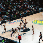 Campagne #36528 - Vue panoramique spectaculaire de l'Adidas Arena à Paris plongée dans une ambiance de show avec jeux de lumières bleus et violets et lasers avant un match du Paris Basketball.