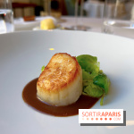 Alliance - Noix de Saint-Jacques à l'unilatéral, chou de Bruxelles, sauce réduite au vin rouge et barbes