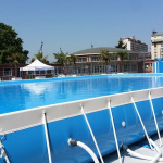 La grande piscine gratuite Léo Lagrange à Paris, de retour cet été 2022