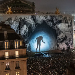 JR revient sur la façade du Palais Garnier - Opéra de Paris avec un show de 150 danseurs ce dimanche