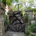 Connaissez-vous l’histoire de cette mystérieuse tombe cryptée au Père Lachaise ?