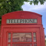 Pourquoi y t-il une cabine téléphonique rouge à l'anglaise devant la Mairie de Saint-Mandé ? 