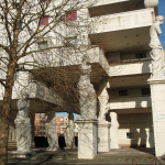 En région parisienne, cet immeuble suspendu sur des sculptures est un trésor du patrimoine contemporain