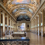 Musée du Louvre : Pourquoi la galerie d'Apollon est-elle considérée comme l'ancêtre de la galerie des Glaces de Versailles ?
