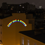Nuit Blanche 2026 : une enseigne lumineuse d'Ugo Rondinone sur le Pignon de l'immeuble, au 13 rue Morand