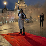 Paris : des militants pour les climat s'invitent au défile Louis Vuitton