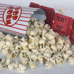 Pop-corn et tickets de cinéma, symboles d’une séance en salle