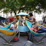 Bibliambule, une bibliothèque ambulante avec des hamacs pour lire au calme