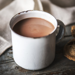 Une distribution gratuite de chocolat chaud par le Père Noël de l'Equipe de France à Paris