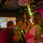 KaraFun Bar Paris : le karaoké immersif pour un EVJF, un anniversaire ou une soirée mémorable