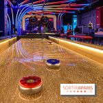 Shuffled, l'enseigne de shuffleboard à Boom Boom Villette