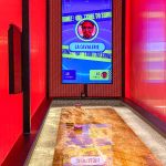 Pucks, l'enseigne de shuffleboard à Poissonnière