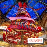 Vitrines et sapin de Noël des Galeries Lafayettes avec Clara Luciani - photos