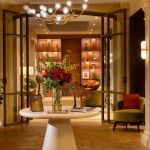 À Paris, cet hôtel caché et entièrement rénové vous fait voyager à travers la France grâce à une incroyable salle immersive