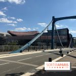 Pont suspendu bleu sur l'île Seguin près d'un complexe cinématographique