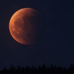 Pleine Lune de l'Esturgeon 2026 : éclipse lunaire partielle et lune qui vire au rouge