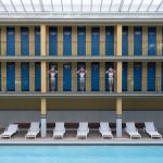 Exposition atypique à Paris : Soo Burnell revient à Molitor avec son œuvre 'Into The Blue'