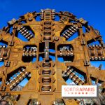Insolite: une roue de coupe de tunnelier installée face à la tour Eiffel à Paris