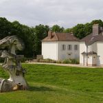 Cet ancien pavillon de chasse en région parisienne cache un jardin de sculptures monumentales 