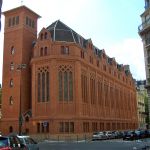Une chapelle atypique en brique au cœur de Paris