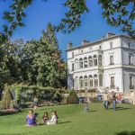 En région parisienne, ce beau jardin à l'anglaise dominé par une villa à l'italienne attire les flâneurs