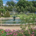 En région parisienne, un charmant jardin à l'anglaise dominé par une villa à l'italienne