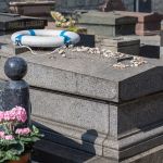 Que fait cette bouée sur cette tombe du cimetière de Montparnasse ?