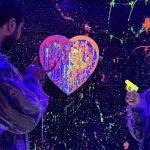 Saint-Valentin à Paris : un atelier de peinture en duo sous UV chez Paint Invaders