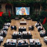 Plaza Cinema Club : un cinéma en plein air dans la cour végétalisée du Plaza Athénée, les dates
