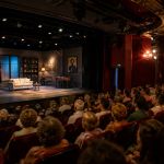 Salle de théâtre parisienne avec décor de scène