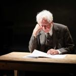 Satie en liberté : François Marthouret lit le compositeur au Poche-Montparnasse