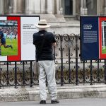Le PSG célèbre ses 50 ans avec une exposition photo sur les grilles de l'Hôtel de Ville à Paris