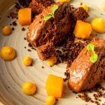 La recette de la mousse au chocolat, streusel et crémeux passion du chef Julien Conca