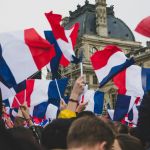 Pourquoi bleu, blanc, rouge ? Qui a créé le drapeau français ? 