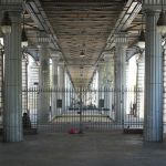 L'Heure Bleue : immersion lumineuse et sonore sous le viaduc du métro aérien de la ligne 6 (Paris 13)